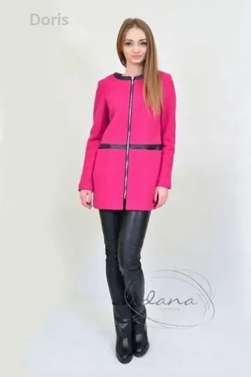 Modella in cappotto rosa