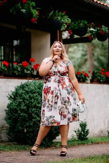 Abito floreale femminile in ambiente estivo
