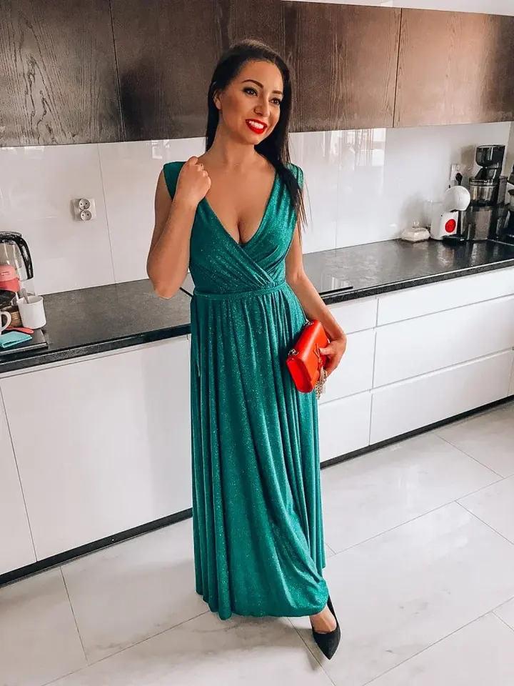 Modella in abito lungo verde DANA Collection