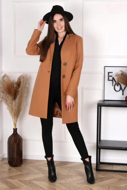 Modella in cappotto color cammello